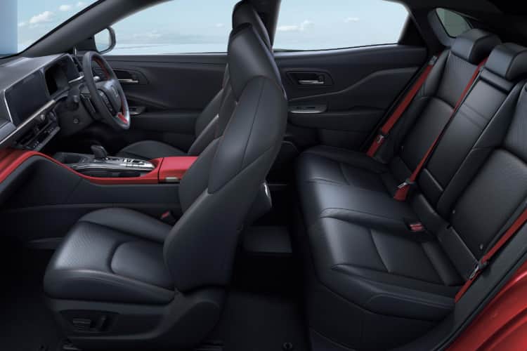 クラウンスポーツ RS（2.5Lプラグインハイブリッド車）ボディカラーはエモーショナルレッドⅢ〈3U9〉内装色はブラック&センシュアルレッド