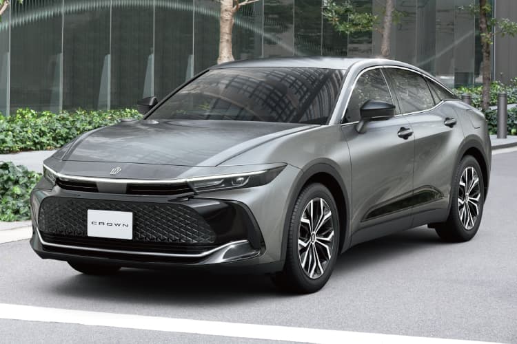 クラウン クロスオーバー G(2.5Lハイブリッド車)、ボディカラーはプレシャスメタル(メーカーオプション)