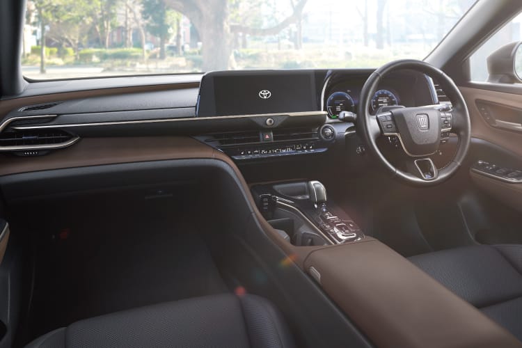 クラウン クロスオーバー Z(2.5L ハイブリッド車)のメインインパネ。ボディカラーはプレシャスブロンズ(メーカーオプション)、内装色のブラック/サドルタンは設定色(ご注文時に指定が必要、指定がない場合はブラック)。