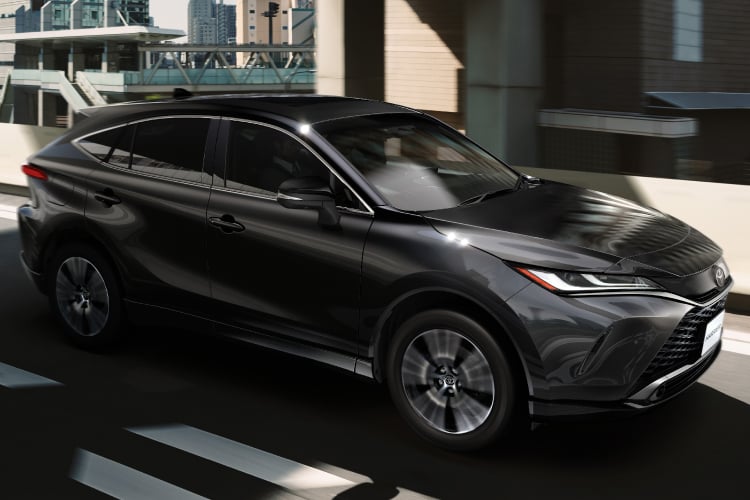 ハリアー Z（PHEV）のサイドビュー。ボディカラーはプレシャスブラックパール。