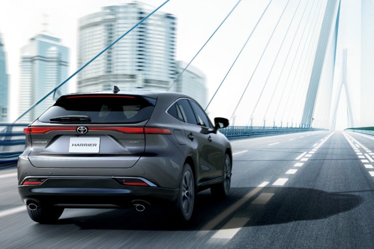 ハリアー Z（PHEV）のリヤビュー。ボディカラーはグレーメタリック。