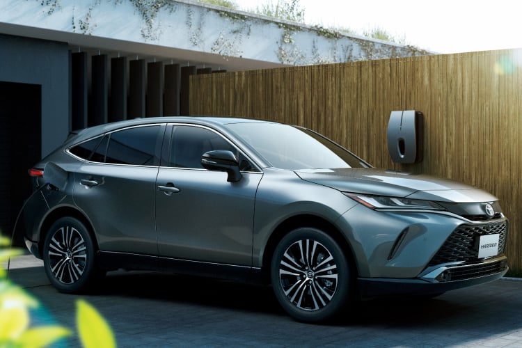 ハリアー Z（PHEV）のサイドビュー。ボディカラーはグレーメタリック。