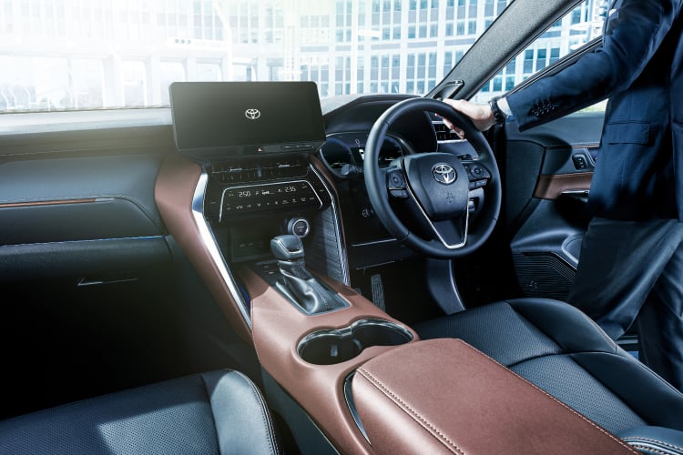 ハリアー Z“Leather Package”（ハイブリッド・2WD）のメインインパネ。内装色のブラウンは設定色（ご注文時に指定が必要で、指定がない場合はブラック）。