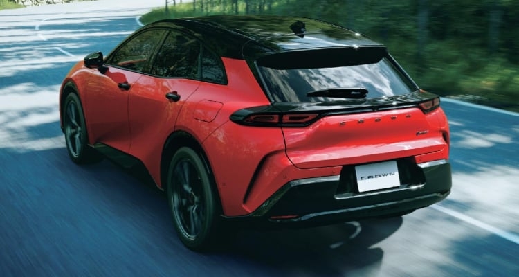 クラウン スポーツ RS（プラグインハイブリッド）のリヤビュー。ボディカラーはブラック×エモーショナルレッドⅢ（メーカーオプション）。