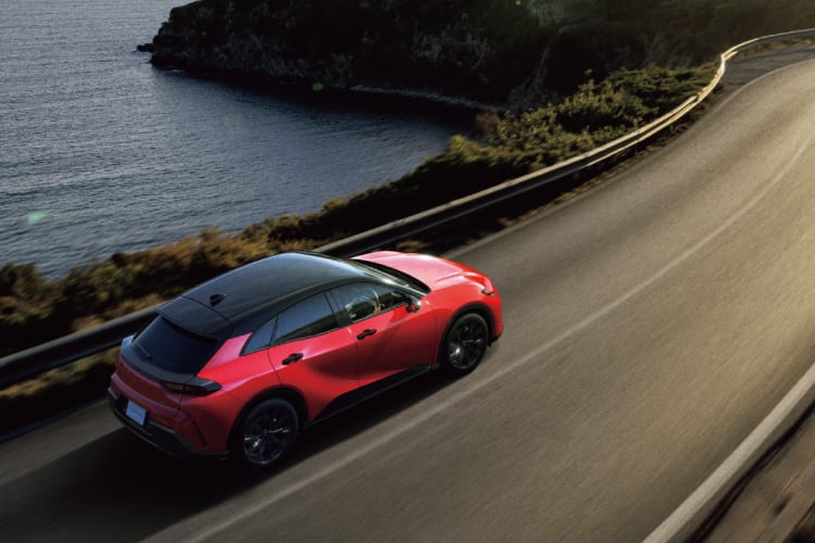 クラウン スポーツ Z(2.5L・ハイブリッド)の俯瞰ビュー。ボディカラーはブラック×エモーショナルレッドⅢ(メーカーオプション)。