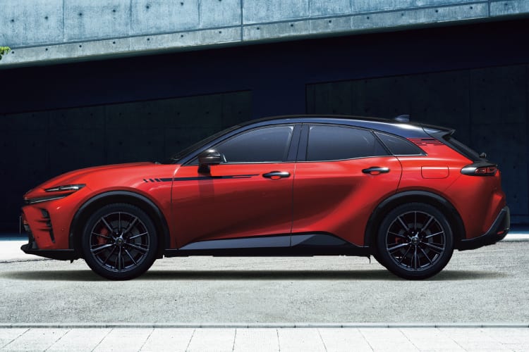 クラウン スポーツ RS(2.5L・プラグインハイブリッド)のサイドビュー。ボディカラーはブラック×エモーショナルレッドⅢ(メーカーオプション)。