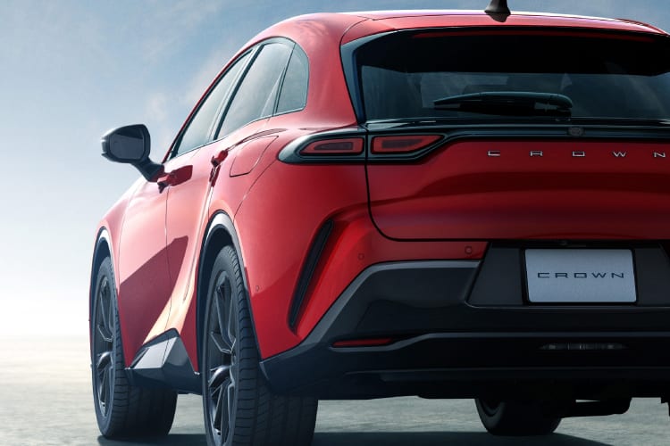 クラウン スポーツ RS(2.5L・プラグインハイブリッド)のリヤビュー。ボディカラーはエモーショナルレッドⅢ(メーカーオプション)。