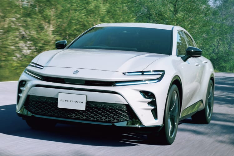 クラウン スポーツ Z(2.5L・ハイブリッド)のフロントビュー。ボディカラーはプレシャスホワイトパール(メーカーオプション)。