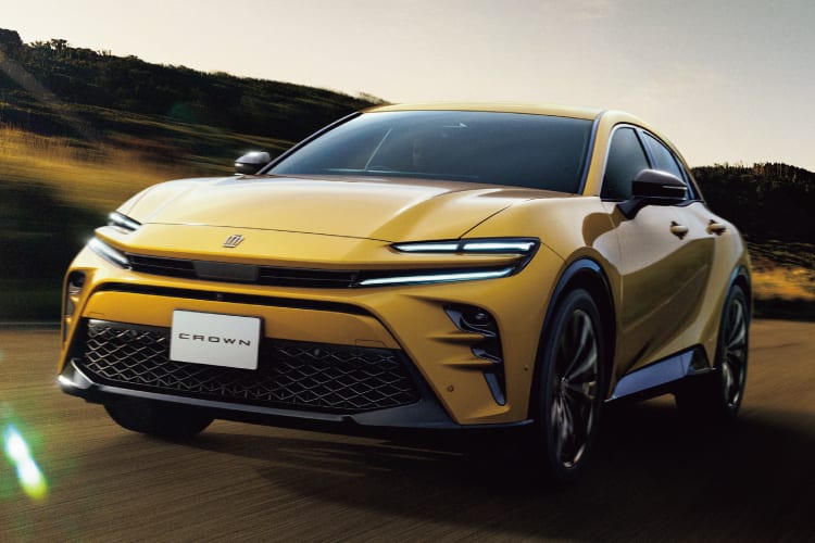 クラウン スポーツ Z(2.5L・ハイブリッド)のフロントビュー。ボディカラーはマスタード。