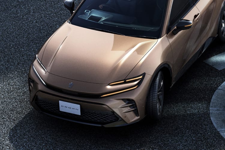 クラウン スポーツ Z(2.5L・ハイブリッド)のフロントビュー。ボディカラーはプレシャスブロンズ(メーカーオプション)。