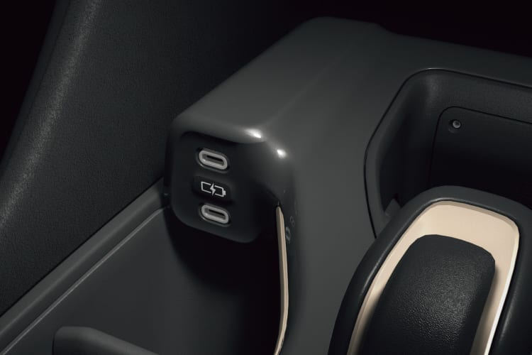 充電用USB端子(Type-C/センターコンソール前部2個・LED照明付)