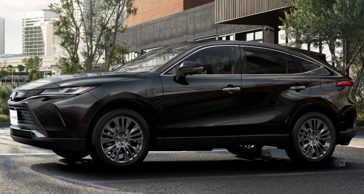 ハリアー Z“Leather Package”（ハイブリッド・2WD）のサイドビュー。ボディカラーはプレシャスブラックパール（メーカーオプション）。