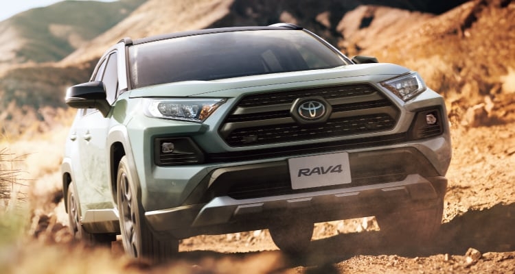RAV4 Adventure(ガソリン車)のフロントビュー。ボディカラーはアッシュグレーメタリック×アーバンカーキ(メーカーオプション)。