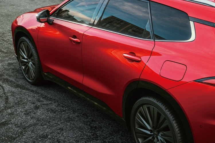 クラウン エステート RSのサイドビュー。ボディカラーはエモーショナルレッドⅢ（メーカーオプション）。