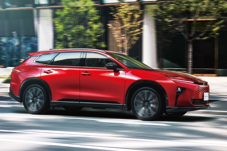 クラウン エステート RSのサイドビュー。ボディカラーはエモーショナルレッドⅢ（メーカーオプション）。