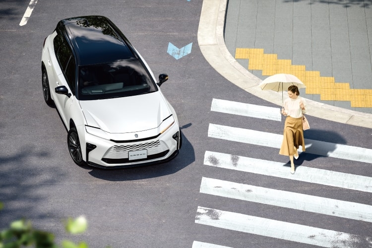 クラウン エステート RSの俯瞰ビュー。ボディカラーはブラック×プレシャスホワイトパール（メーカーオプション）。