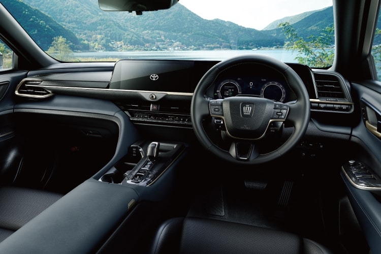 クラウン エステート RSのメインインパネ。内装色はグレイッシュブルー。