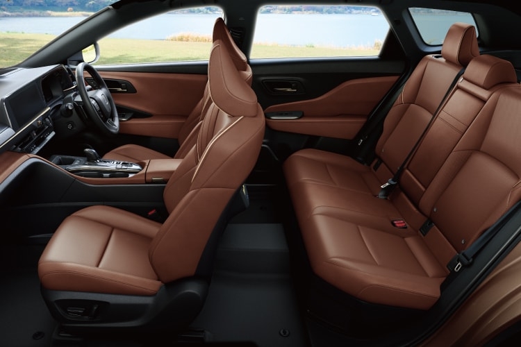 クラウン エステート Zのメインシート。内装色のサドルタンは設定色（ご注文時に指定が必要、指定がない場合はブラック）。