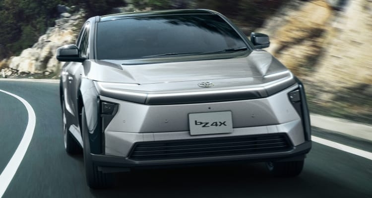 bZ4X Z（FWD）のフロントビュー。ボディカラーはアティチュードブラックマイカ×プレシャスメタル（メーカーオプション）。