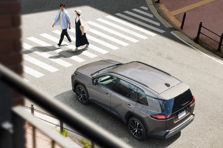 RAV4 Z(ハイブリッド)の俯瞰ビュー。ボディカラーはアバンギャルドブロンズメタリック。