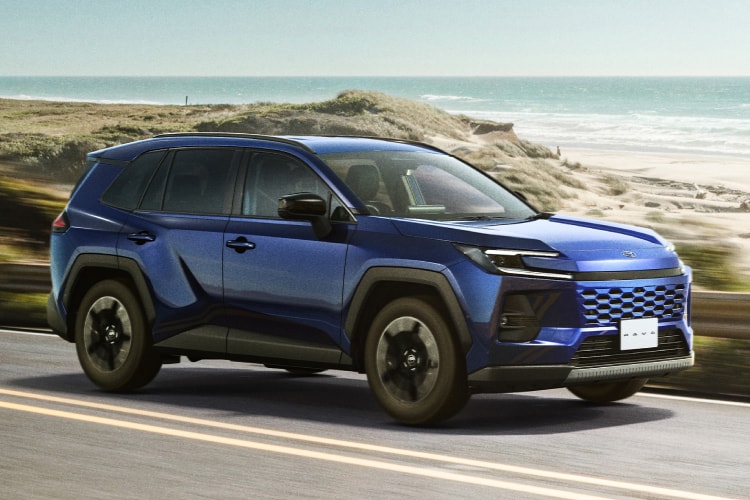 RAV4 Z(ハイブリッド)のフロントサイドビュー。ボディカラーはダークブルーマイカ。