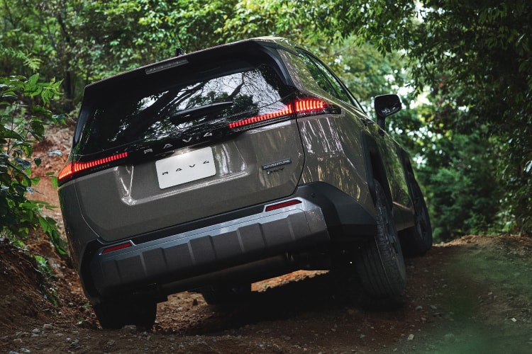 RAV4 Adventure(ハイブリッド)のリヤビュー。ボディカラーはアーバンロック。