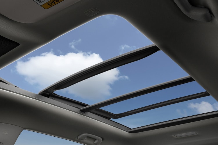 パノラマムーンルーフ（チルト&スライド電動［フロント側］/ 挟み込み防止機能付）