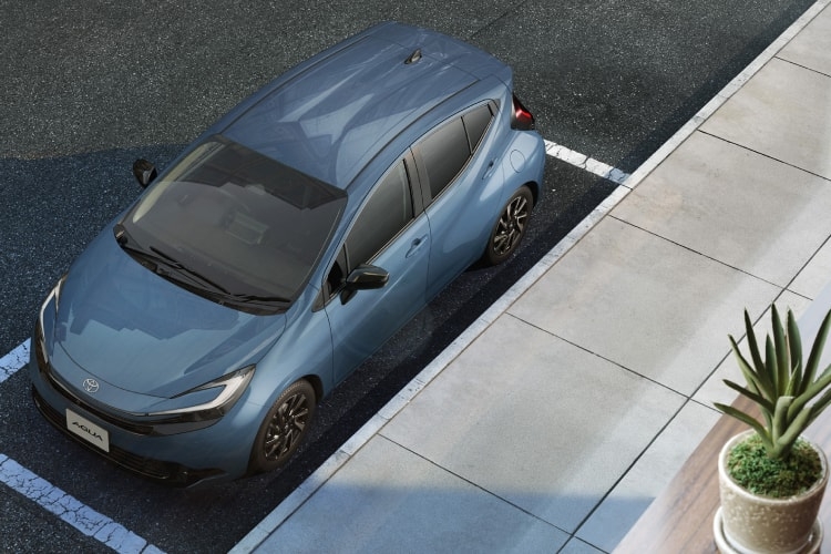 アクア Z（2WD）の俯瞰ビュー。ボディカラーはグレイッシュブルー。