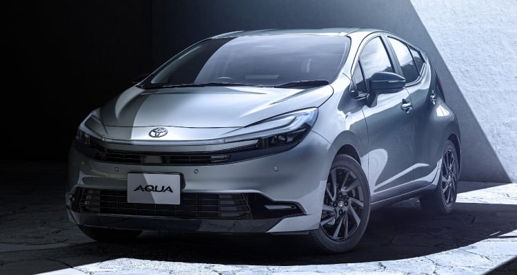 アクア Z（2WD）のフロントビュー。ボディカラーはシルバーメタリック。