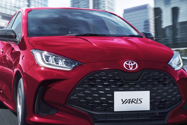 ヤリス G(ハイブリッド・2WD)のフロントビュー。ボディカラーはセンシュアルレッドマイカ(メーカーオプション)。