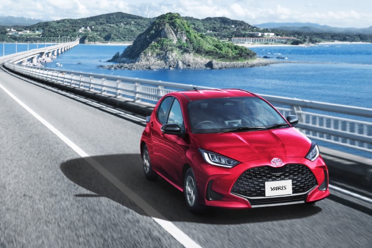 ヤリス G(ハイブリッド・2WD)のフロントサイドビュー。ボディカラーはセンシュアルレッドマイカ(メーカーオプション)。