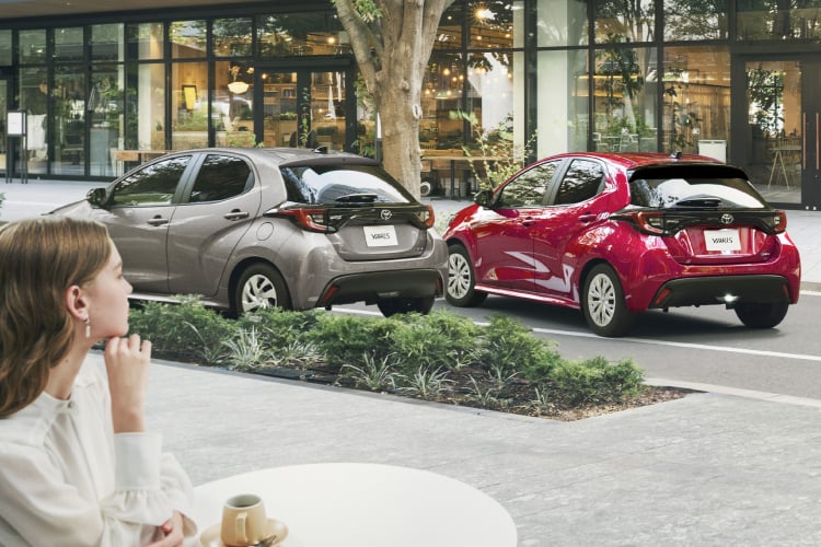 左はヤリス G(ハイブリッド・2WD)のリヤビュー。ボディカラーはアバンギャルドブロンズメタリック。右はヤリス Z(ハイブリッド・E-Four)のリヤビュー。ボディカラーはセンシュアルレッドマイカ(メーカーオプション)。