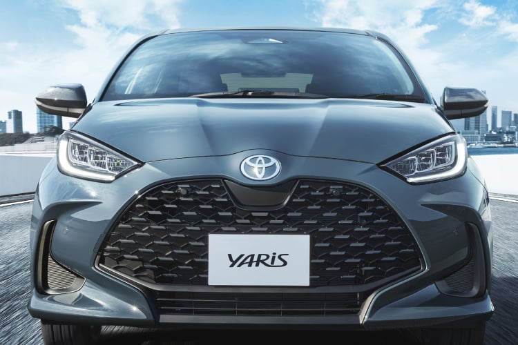 ヤリス Z(ハイブリッド・2WD)のフロントビュー。ボディカラーはマッシブグレー。