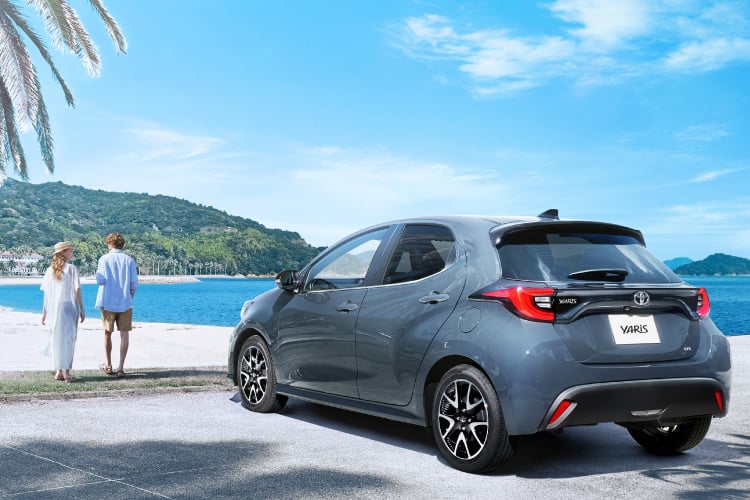 ヤリス Z(ハイブリッド・2WD)のリヤビュー。ボディカラーはマッシブグレー。