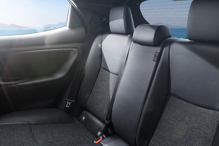 ヤリス Z(ハイブリッド・2WD)のリヤシート。内装色はブラック。