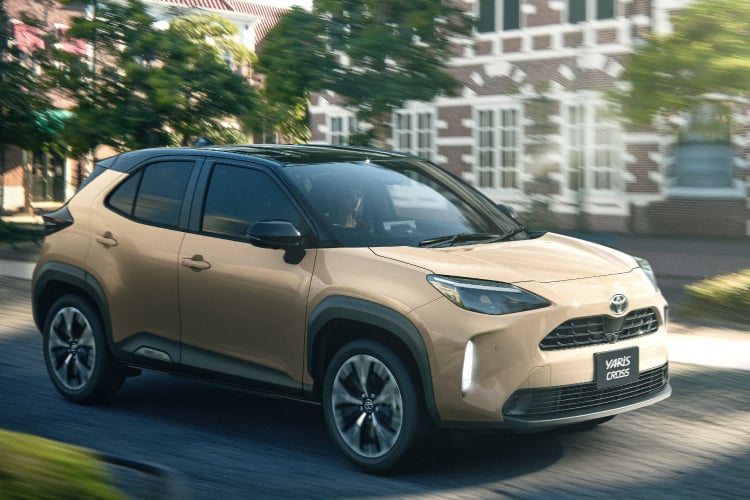 ヤリス クロス Z(ハイブリッド・2WD)のフロントサイドビュー。ボディカラーはブラックマイカ×ベージュ(メーカーオプション)。