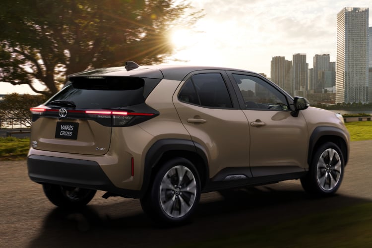 ヤリス クロス Z(ハイブリッド・2WD)のリヤビュー。ボディカラーはブラックマイカ×ベージュ(メーカーオプション)。