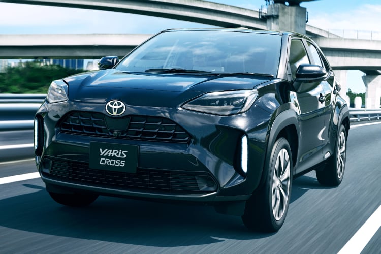 ヤリス クロス Z(ハイブリッド・2WD)のフロントサイドビュー。ボディカラーはブラックマイカ。