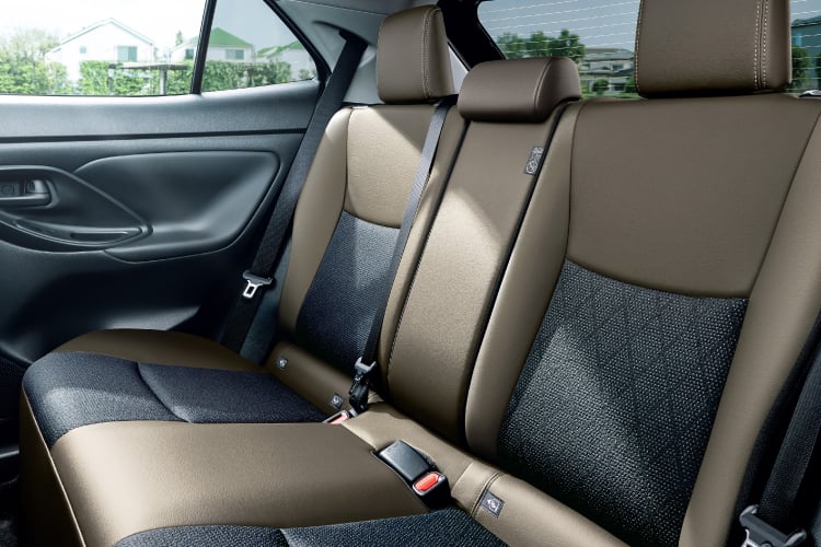 ヤリス クロス Z(ガソリン・2WD)のリヤシート。内装色のカーキは設定色(ご注文時に指定が必要。指定がない場合はブラック)。