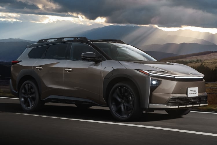 bZ4X Touring Z(4WD)のサイドビュー。ボディカラーはクリスタルブラックシリカ×ブリリアントブロンズメタリック(メーカーオプション)。