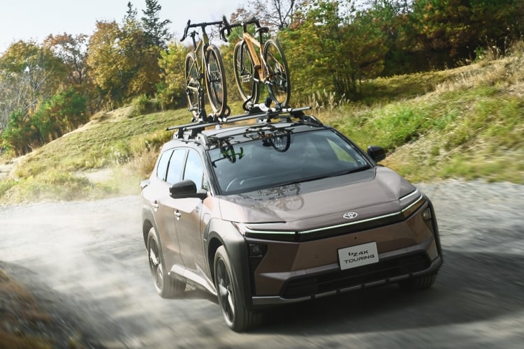 bZ4X Touring Z(4WD)のフロントビュー。ボディカラーはクリスタルブラックシリカ×ブリリアントブロンズメタリック(メーカーオプション)。