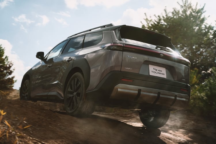 bZ4X Touring Z(4WD)のリヤビュー。ボディカラーはクリスタルブラックシリカ×ブリリアントブロンズメタリック(メーカーオプション)。