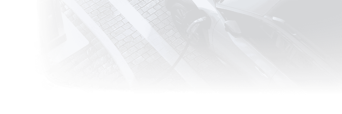 駐車場で充電中のbZ4X Touring Z(4WD)