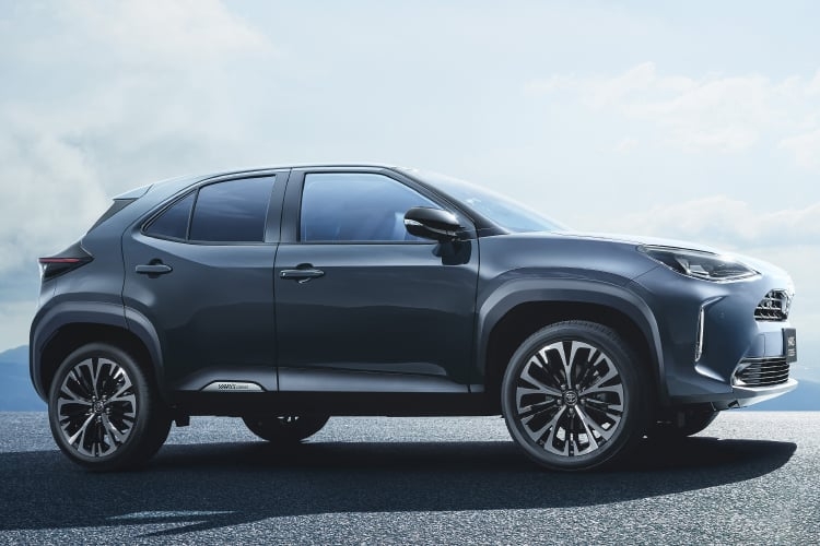 ヤリス クロス Z(ガソリン・2WD)のサイドビュー。ボディカラーはマッシブグレー。