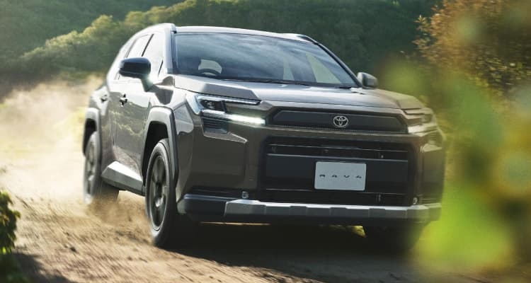 RAV4 Adventure（ガソリン車）のフロントビュー。ボディカラーはアッシュグレーメタリック×アーバンカーキ（メーカーオプション）。