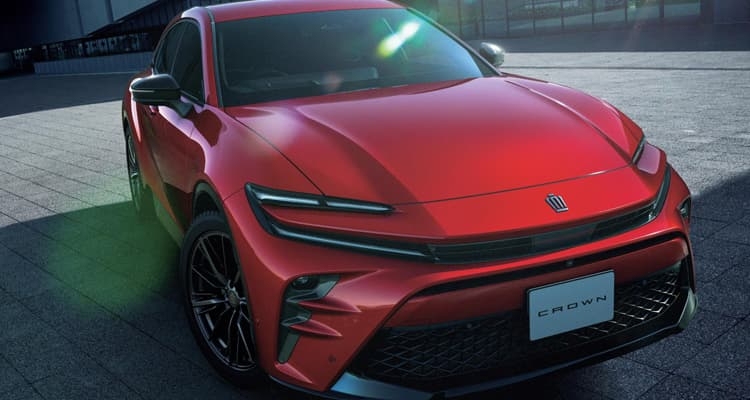 クラウン スポーツのフロントビュー。