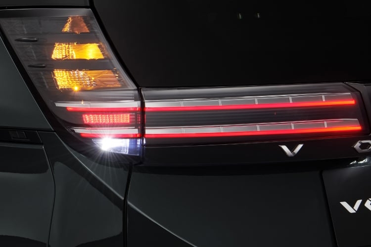 リヤコンビネーションランプ(LEDストップランプ+LEDテールランプ+ターンランプ+LEDバックアップランプ)
