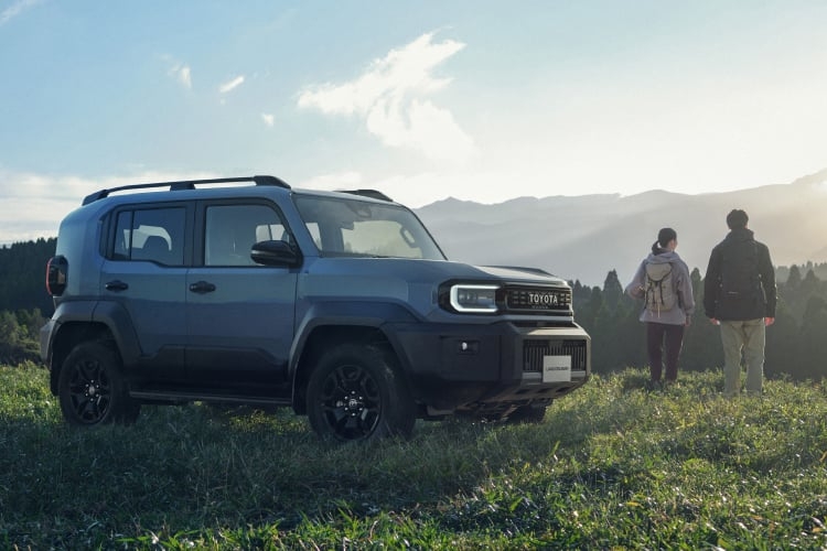 ランドクルーザー“FJ” VXのサイドビュー。ボディカラーはスモーキーブルー。