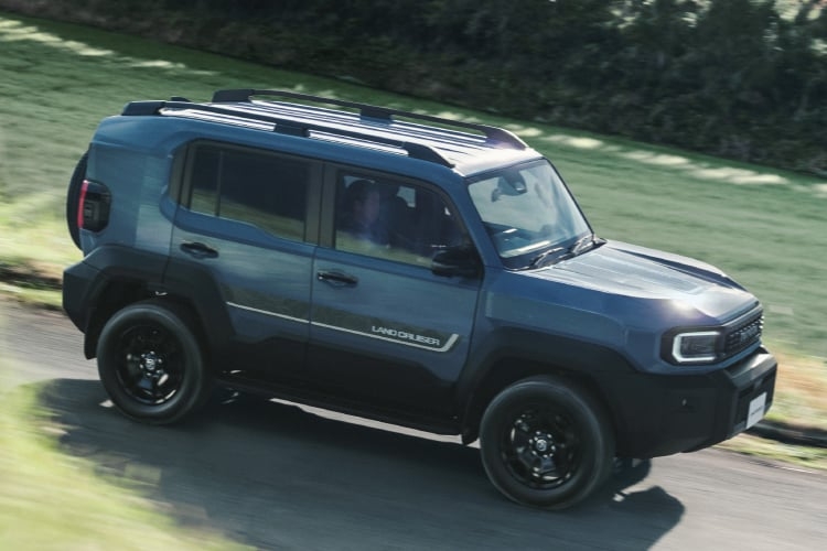 ランドクルーザー“FJ” VXのサイドビュー。ボディカラーはスモーキーブルー。販売店装着オプションのPlayfulセット装着状態イメージ。