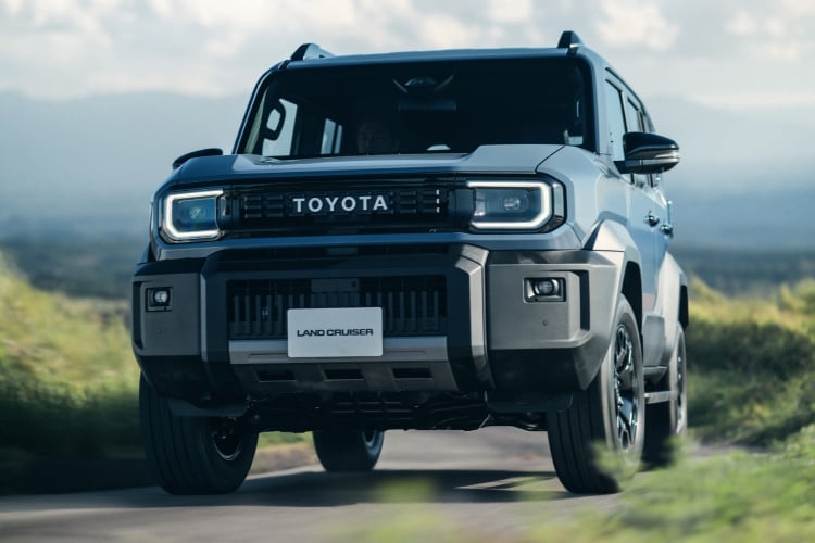ランドクルーザー“FJ” VXのフロントビュー。ボディカラーはスモーキーブルー。